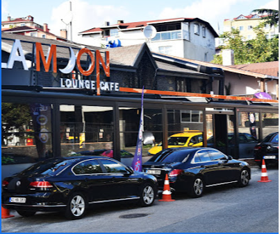 La Moon Cafe & Lounge